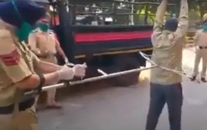 Происшествия: Полицейские в Индии отлавливают нарушителей карантина гигантскими щипцами