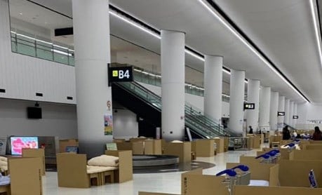 Путешествия: Аэропорт Токио предлагает пассажирам спать в картонных коробках в ожидании результатов теста на коронавирус