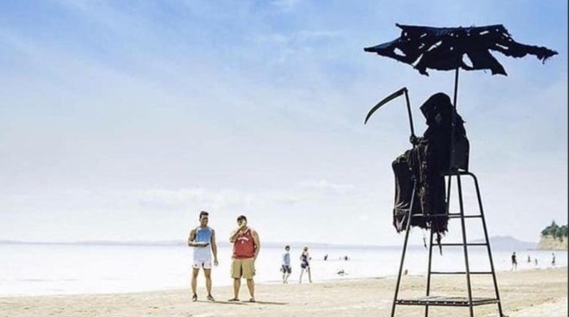 Локальные новости: Мужчина из Флориды ходит по пляжам в образе смерти с косой, чтобы напомнить о риске (фото)