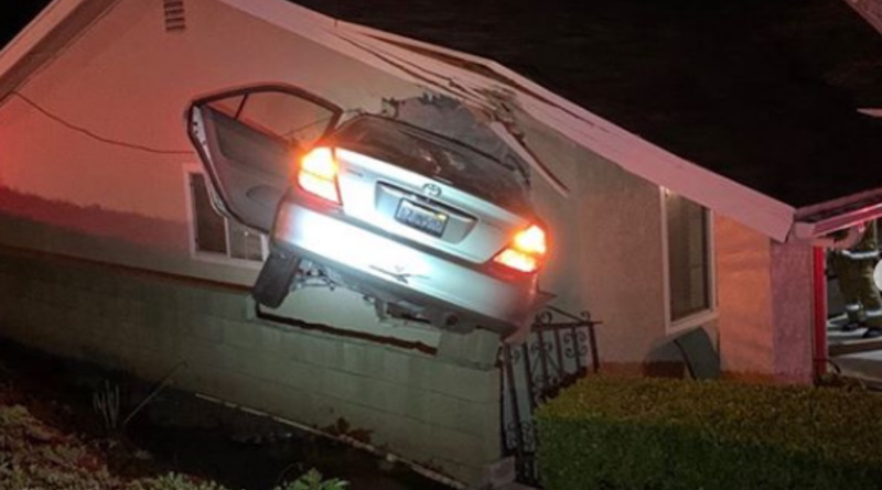 Происшествия: В Лос-Анджелесе водитель потерял управление: машина «взлетела» и врезалась в дом (фото)