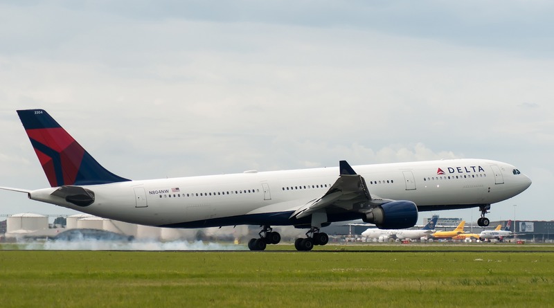 Путешествия: Delta «убирает» средние места в самолетах для социального дистанцирования