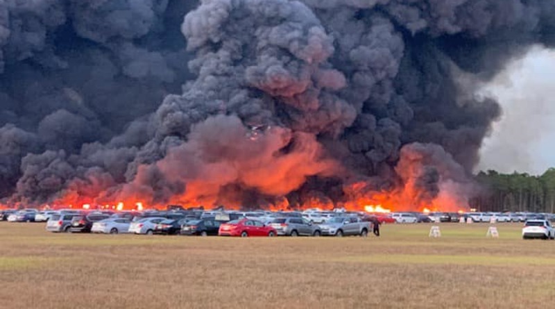 Происшествия: Во Флориде около аэропорта в масштабном пожаре сгорело более 3500 автомобилей (фото)