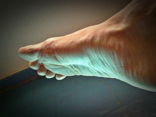 Здоровье: Фиолетовые язвы на пальцах ног — новый симптом коронавируса среди молодежи
