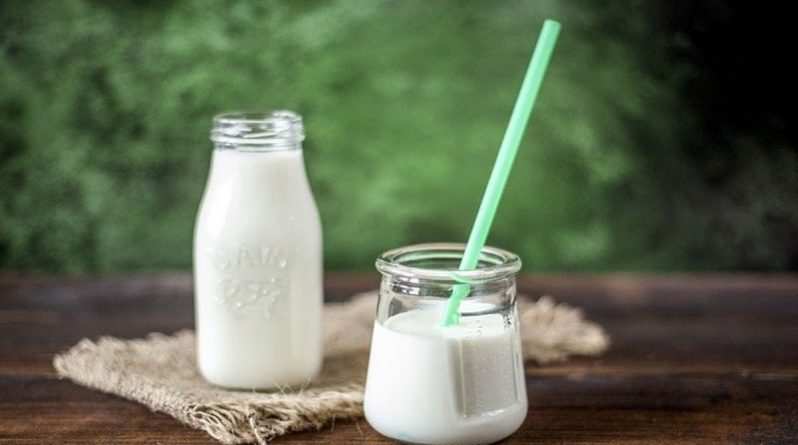 Локальные новости: Фермеры вынуждены выбрасывать тысячи фунтов молока, потому что его никто не покупает