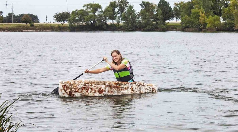Полезное: Девушка из США вырастила лодку из грибов и катается на ней по водоему