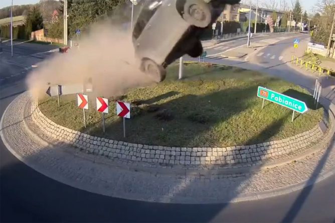 Происшествия: Польский водитель в День космонавтики «взлетел» на автомобиле на кольцевой развязке
