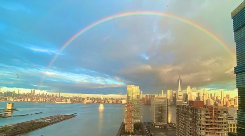 Погода: В час, когда Нью-Йорк приветствовал медиков «на передовой», над городом раскинулась огромная радуга (фото)