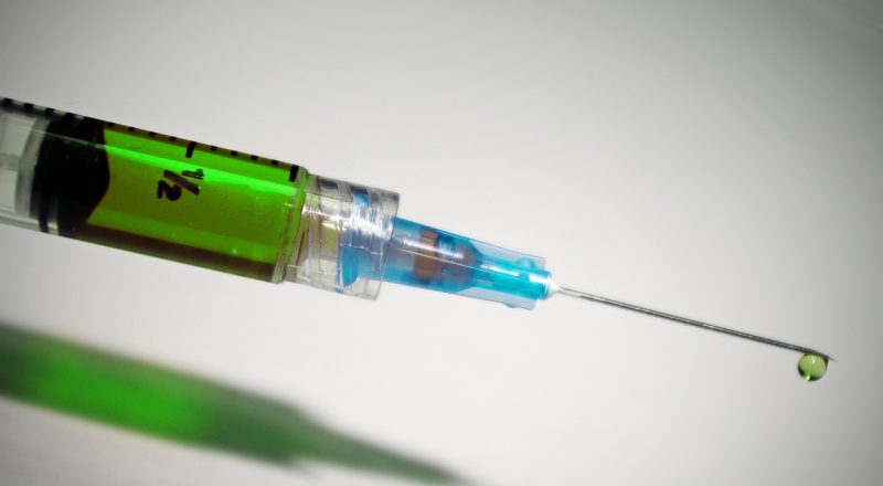 Здоровье: Инъекция с живым коронавирусом создала моральную дилемму, но ускорила путь к вакцине