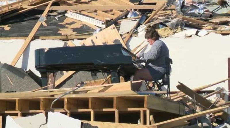 Видео: Женщина сыграла на пианино, которое осталось невредимым среди обломков разрушенной торнадо церкви