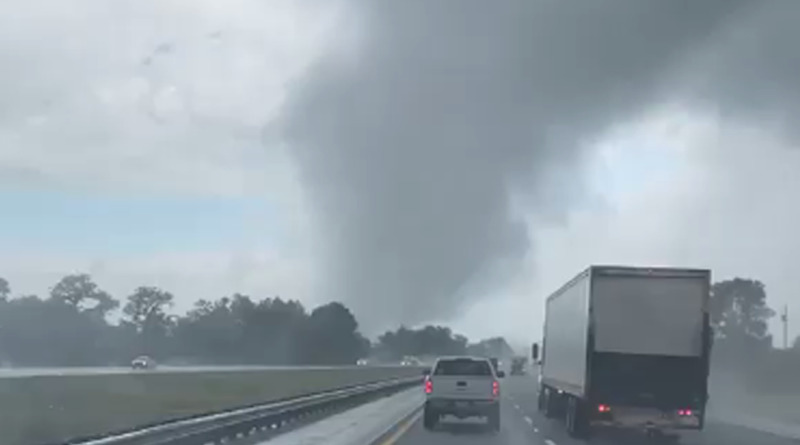 Видео: Водитель поймал на видео момент, когда огромный торнадо пересекал шоссе