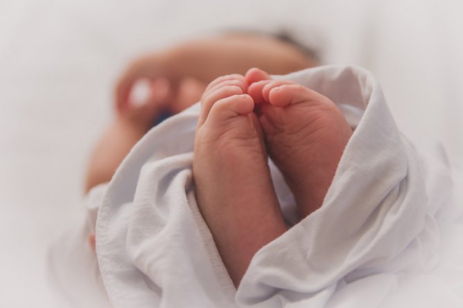 Здоровье: Больная коронавирусом мать умерла во время родов — но ее малыша удалось спасти