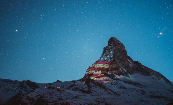 Локальные новости: На вершине в Альпах запустили проекцию флага США, чтобы «вселить надежду» в американцев во время пандемии