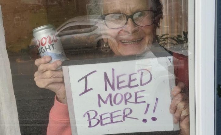 Локальные новости: Старушка стала звездой соцсетей, попросив пива у прохожих во время самоизоляции