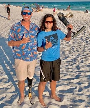 На пляже Флориды мальчик искал сокровища, а нашел титановый протез, который потерял серфер фотография