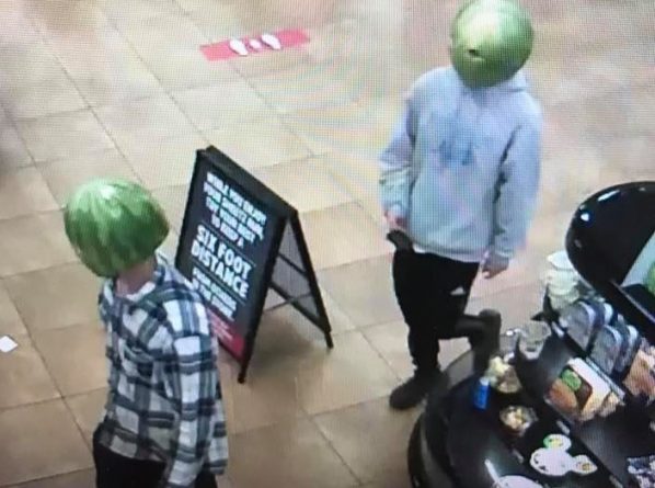 Происшествия: В Виргинии воры с арбузами на голове ограбили магазин