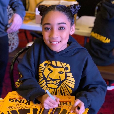 Локальные новости: В Нью-Йорке 11-летняя бродвейская звезда выступила на крыльце дома, чтобы поддержать медработников