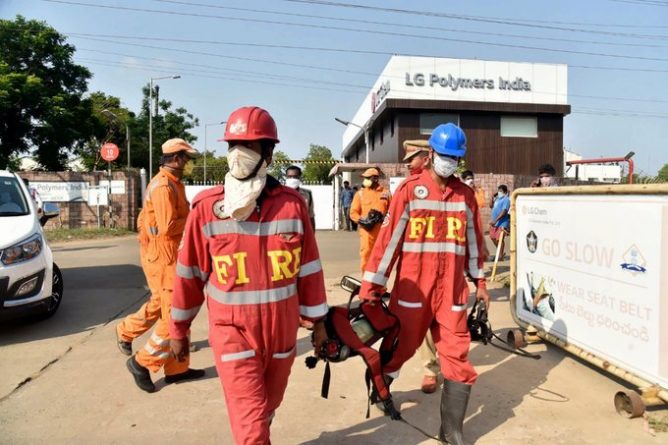 В мире: В результате утечки газа на заводе в Индии погибло восемь человек, пострадало около тысячи