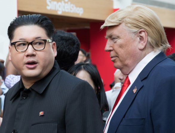 В мире: У Ким Чен Ына есть двойник? На новых фотографиях северокорейского лидера заметили странное пятно