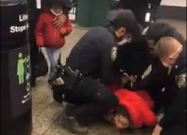 Происшествия: В метро Нью-Йорка полиция арестовала женщину на глазах у ее ребенка после того, как она отказалась носить маску