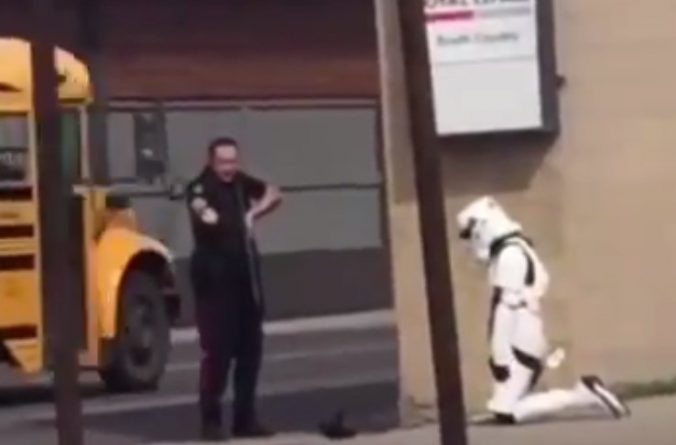 Полезное: В Канаде арестовали девочку-подростка в костюме штурмовика из «Звездных войн» с игрушечным бластером