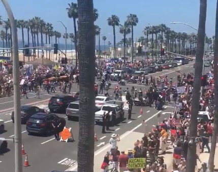Локальные новости: В Калифорнии протестующие требуют открыть местные пляжи