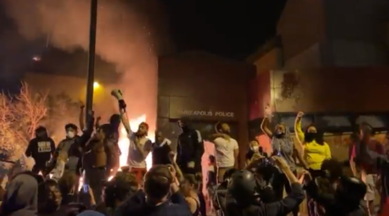 Происшествия: Беспорядки в Миннеаполисе: сожжен полицейский участок, мэр «умоляет» о мире (видео)
