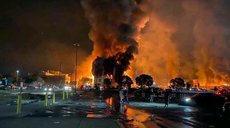 Происшествия: Миннеаполис в огне: из-за гибели афроамериканца при аресте сожжены десятки зданий, мародеры грабят магазины
