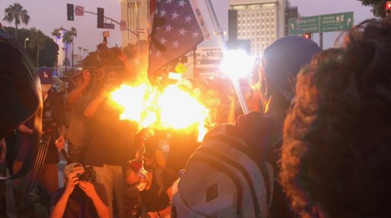 Происшествия: Протесты от Миннеаполиса докатились до Лос-Анджелеса: заблокировано шоссе, сожжен американский флаг
