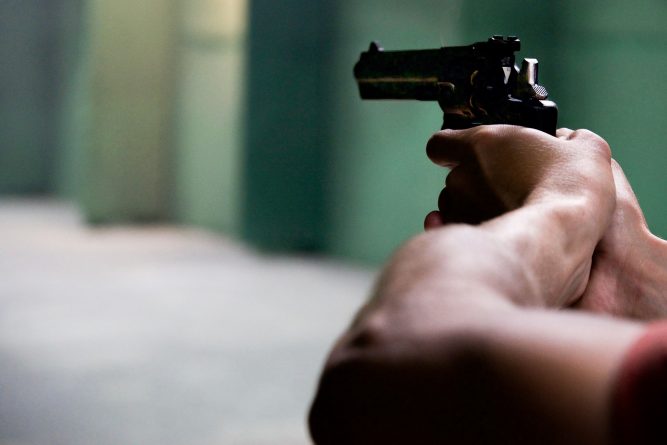 Закон и право: В Денвере мужчина, выпущенный из тюрьмы из-за коронавируса, застрелил женщину