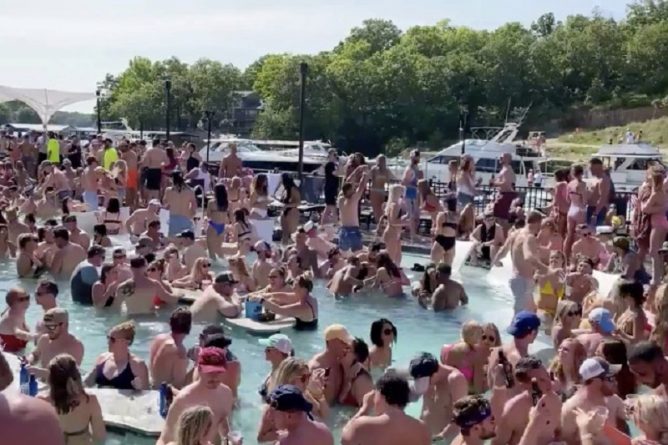 Видео: У человека, который был на многолюдной вечеринке в бассейне на День поминовения, обнаружили коронавирус
