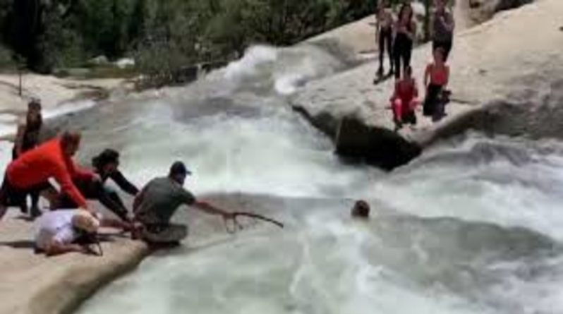 Локальные новости: Пешему туристу чудом удалось уцелеть после падения в водоворот (видео)