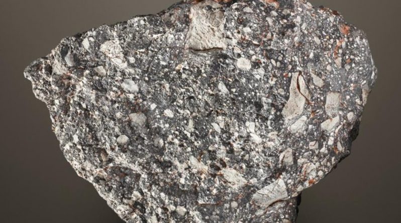 В мире: Christie’s выставил на аукцион редчайший лунный метеорит за $2,5 млн