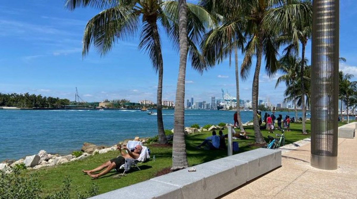 Флорида последние новости. Майами Park Ranger. South Pointe Park Miami Beach с людьми. South City Beach Park Florida.