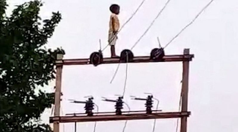 В мире: Мужчина снимал на видео, как мальчик 5 лет спускается с электрического столба высотой 25 футов