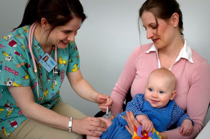 Здоровье: Педиатры призывают родителей делать детям прививки, несмотря на COVID-19