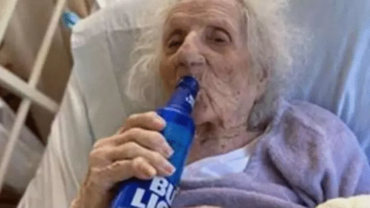 Здоровье: 103-летняя прапрабабушка отпраздновала выздоровление от коронавируса, выпив пива