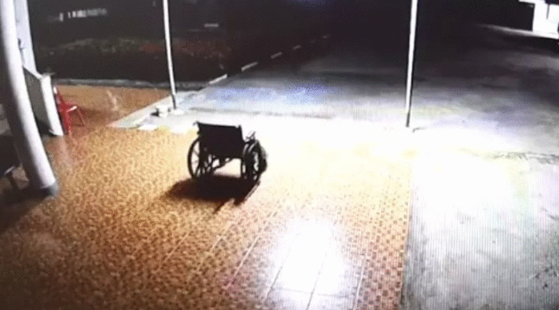 В мире: На камеры видеонаблюдения попал момент, когда инвалидная коляска умершего двигается сама
