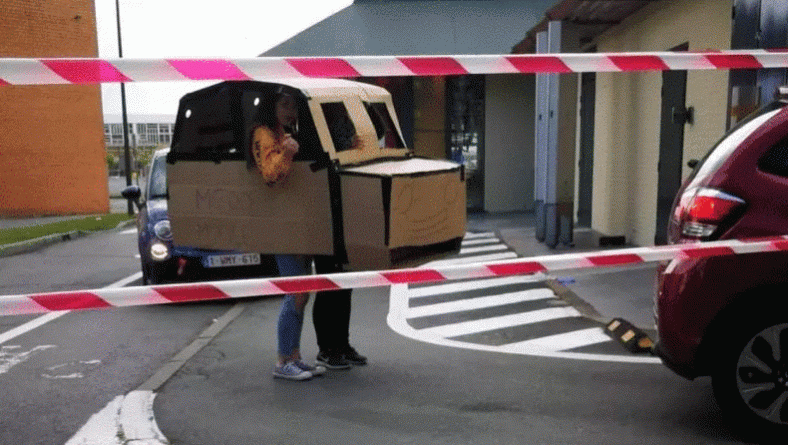 Полезное: Мама с дочкой сделали машину из картона, чтобы заказать еду в МакДрайв