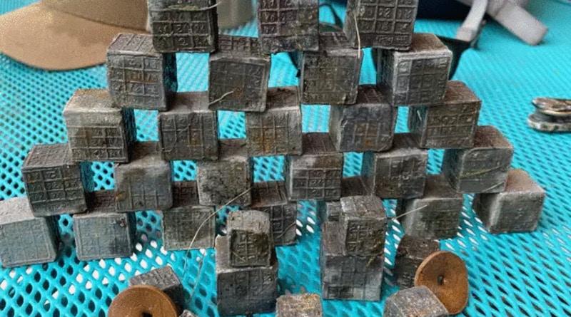 В мире: Мужчина на рыбалке вместо рыбы выловил 60 загадочных кубов со странными гравировками
