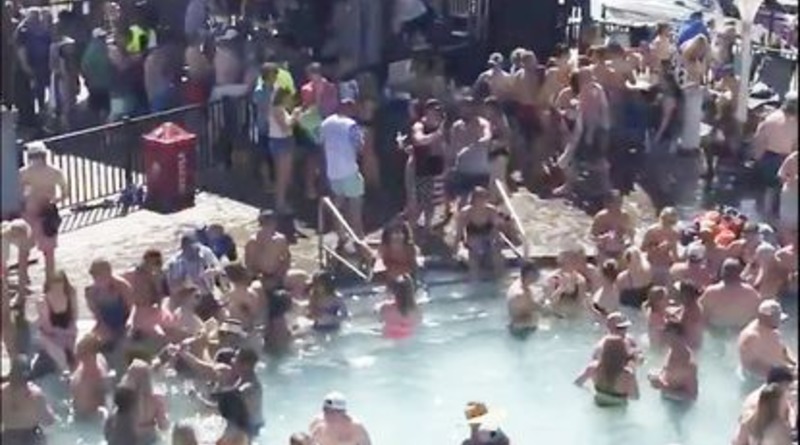 Видео: 15 миллионов просмотров: на вечеринке в бассейне собралась огромная толпа, игнорируя все правила