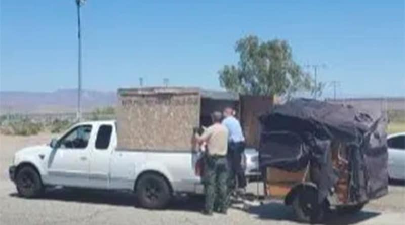 Происшествия: Пятерых детей нашли на жаре в деревянной коробке, установленной на кузове пикапа