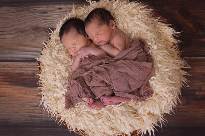 Полезное: Родители, которые победили COVID-19, увидели своих сыновей-близнецов через 20 дней после рождения