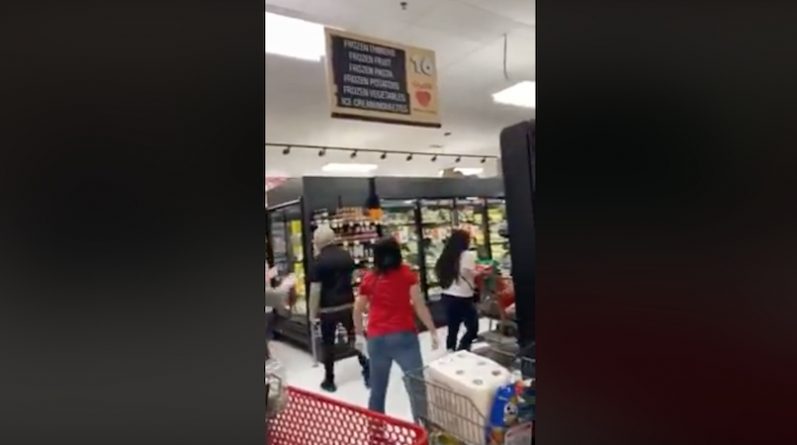Локальные новости: На видео покупатели выгнали из магазина женщину, на которой не было защитной маски