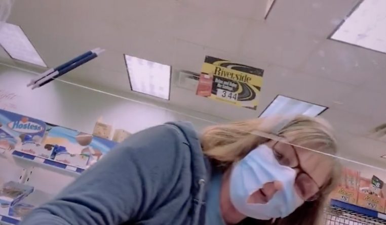 Локальные новости: На вирусном видео женщина говорит, что разрезала защитную маску потому, что так «легче дышать»