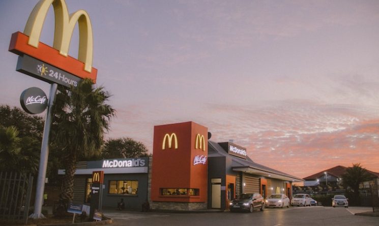 Происшествия: Ничего не подозревающий сотрудник McDonald's принял заказ у грабителя в его кепке и часах