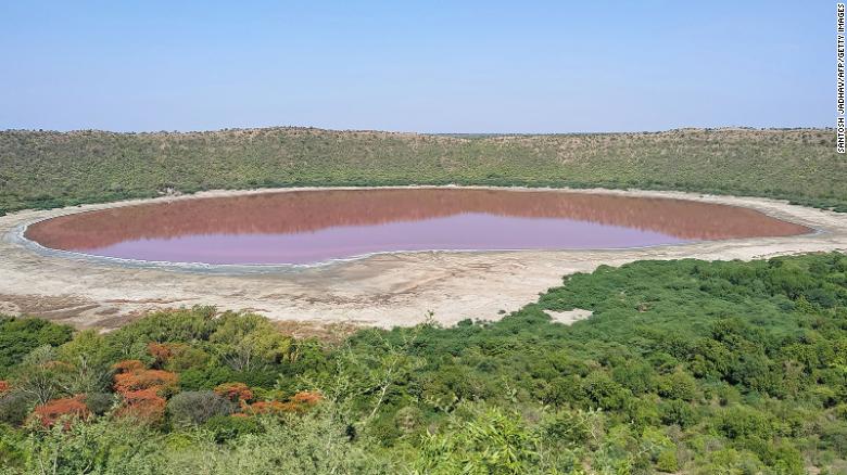 В мире: Вода в древнем индийском озере внезапно приобрела розовый цвет