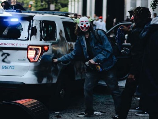 Мужчину в маске Джокера обвинили в поджоге полицейской машины фото