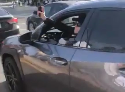 Происшествия: В Калифорнии женщина обрызгала подростков перцовым аэрозолем из окна автомобиля Lexus