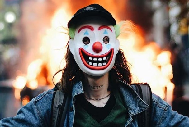 Происшествия: Мужчину в маске Джокера обвинили в поджоге полицейской машины во время акции протеста в Чикаго