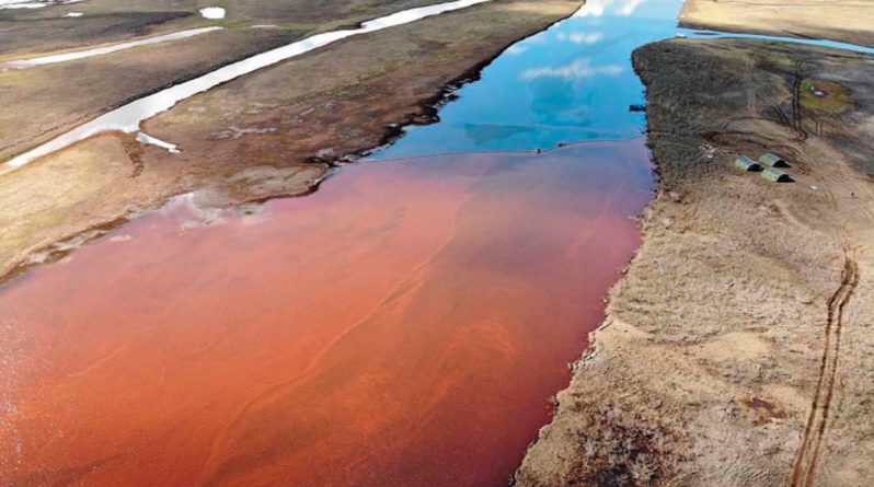 В мире: Экологическая катастрофа: тысячи тонн дизельного топлива вылились в реку Норильска